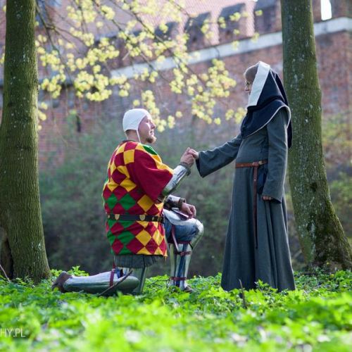 Średniowieczny klimat na ślubnym kobiercu - nietypowy plener ślubny.